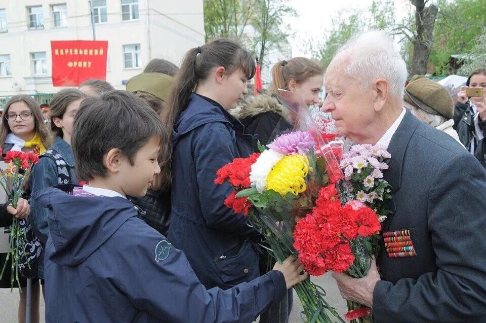 Когда поздравляют ветеранов. Поздравляем ветеранов. Ветераны и дети. Ветераны ВОВ И дети. Фото ветеранов с детьми.