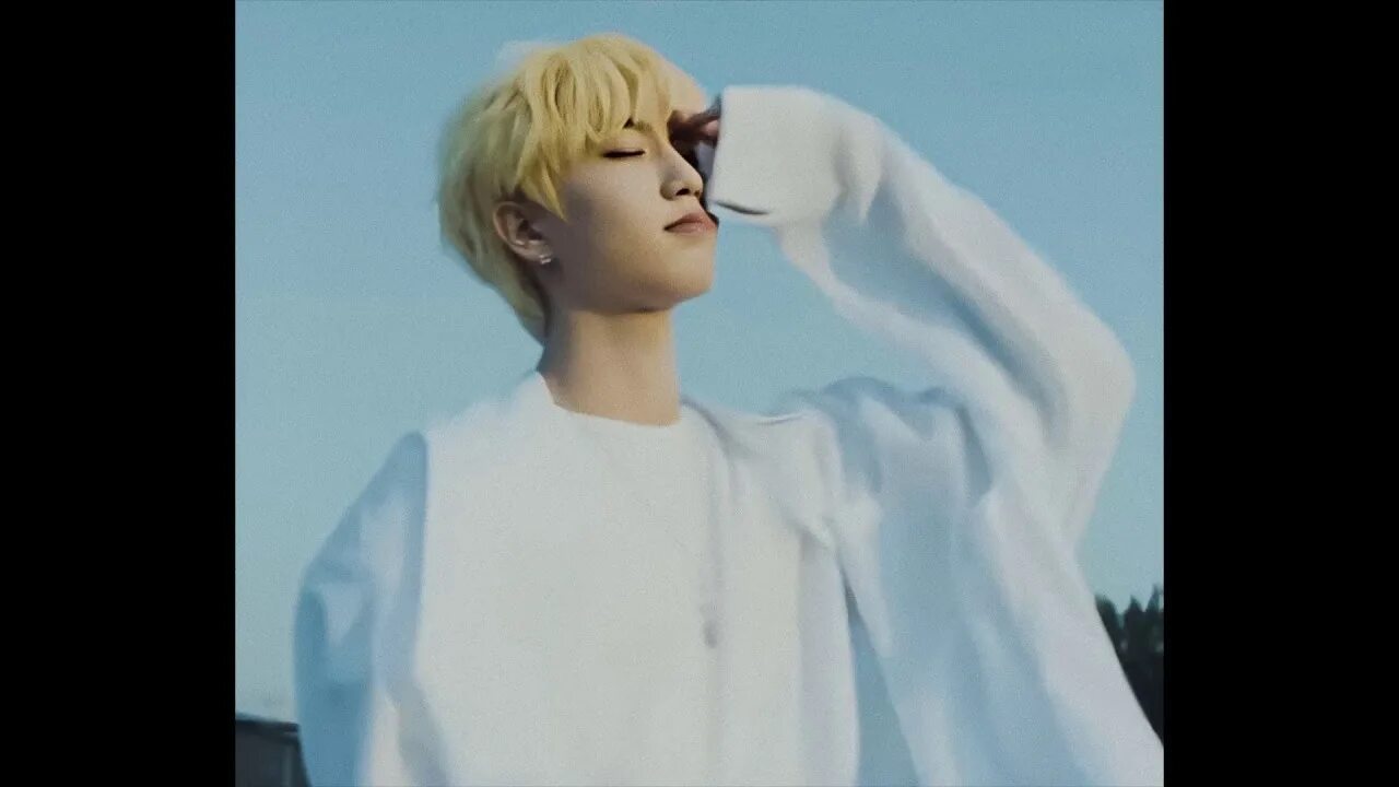 Хан джисон гиф. Хан джисон сидит на лестнице. Хан джисон 16:9. Han close. Stray kids хан.