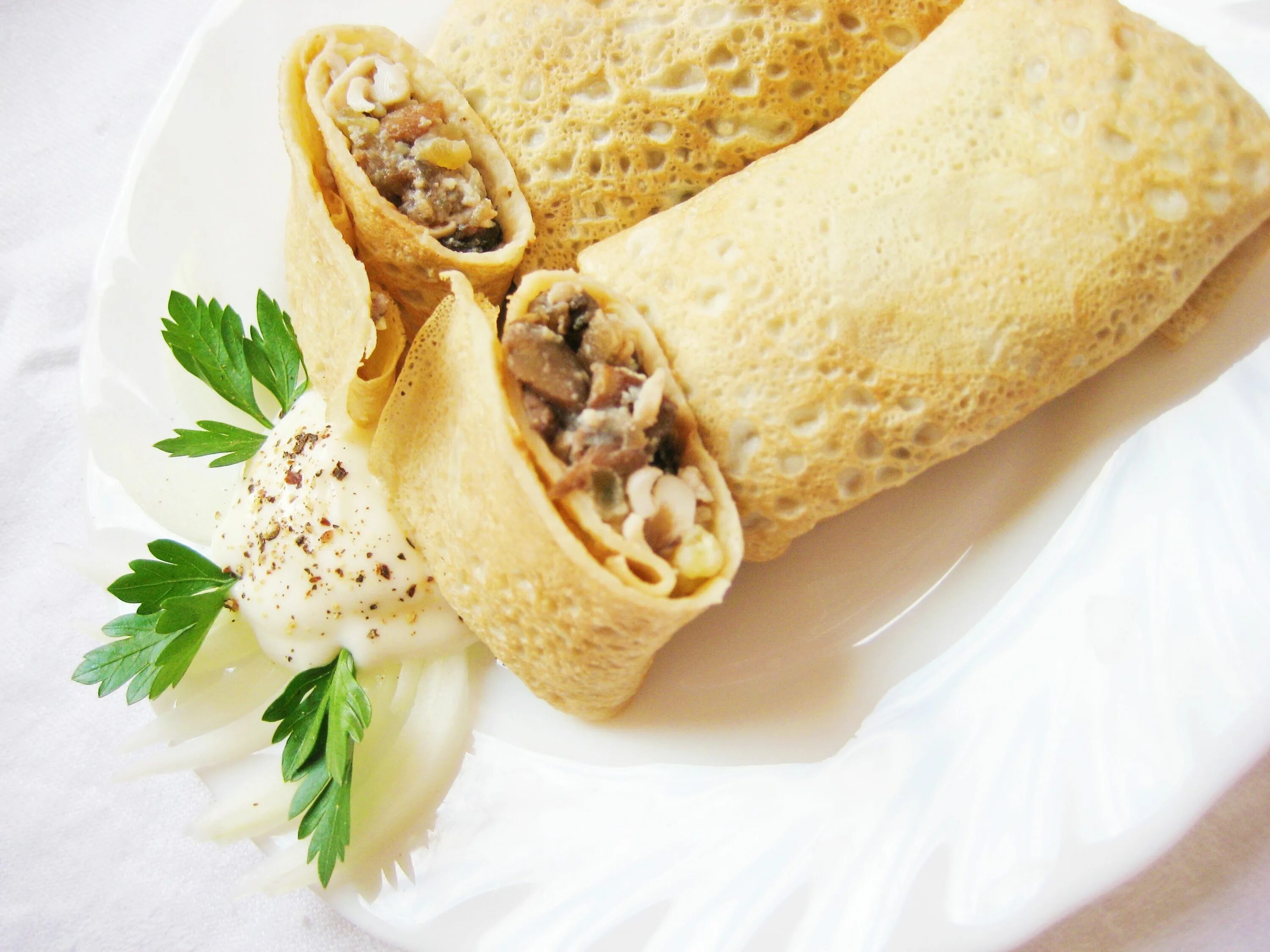 Блины с мясом и грибами. Блины с грибами. блины с курицей. блинчики с жульеном. блинчики с курицей и грибами.