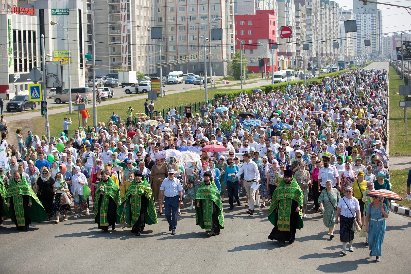 Крестный ход в белгороде 2024 видео. Крестный ход Сургут 04.06.2023. Крестный ход в Вологде 23 февраля. Крестный ход Фирово 2023. Крестный ход 1456 год в Смоленске.