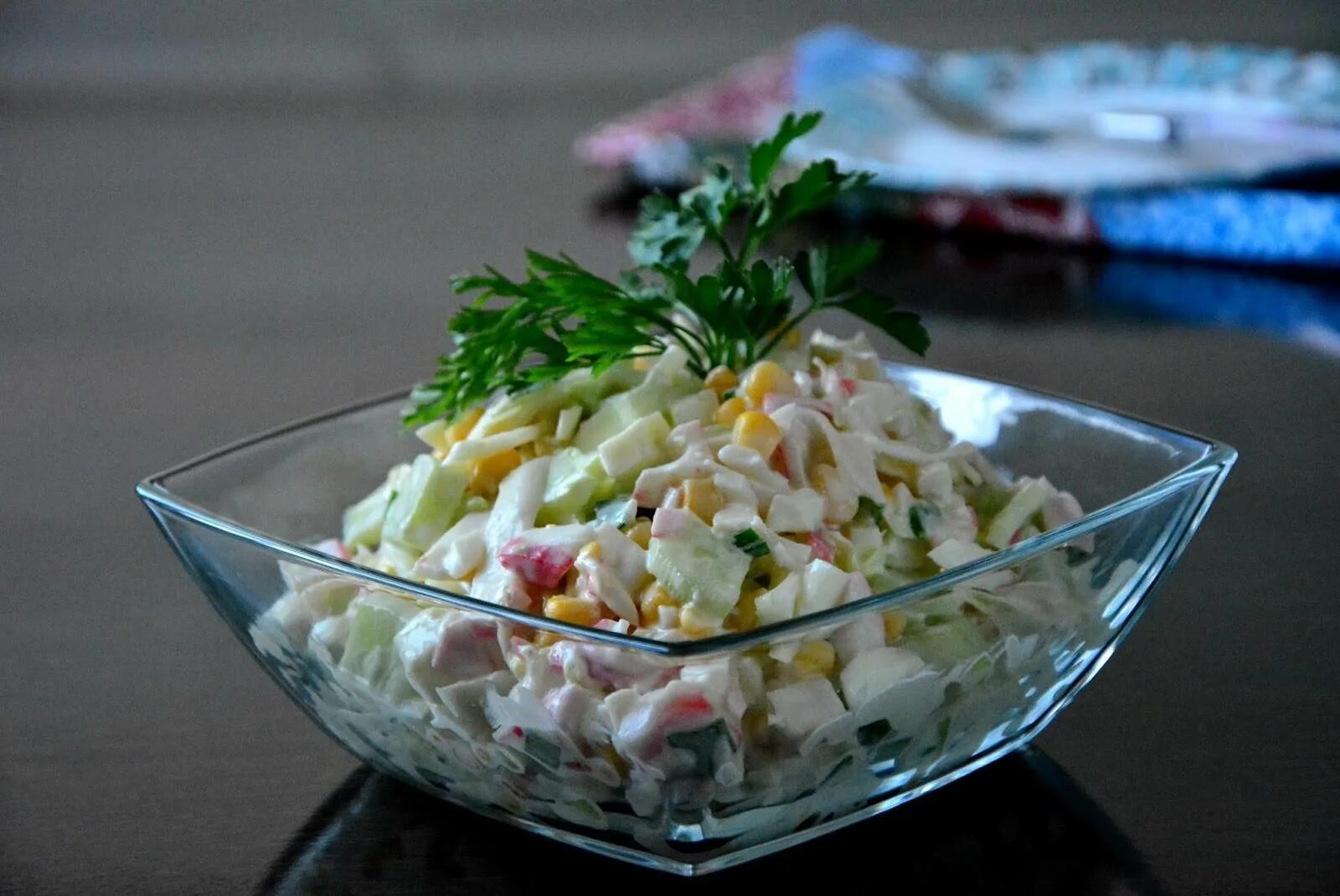 Крабовые палочки салат классический с огурцом кукурузой