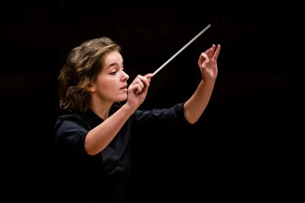 Мария эклунд дирижер. Мирга гражините-тила дирижер. Девушка дирижер. Элизабет фукс дирижер. Дирижер.
