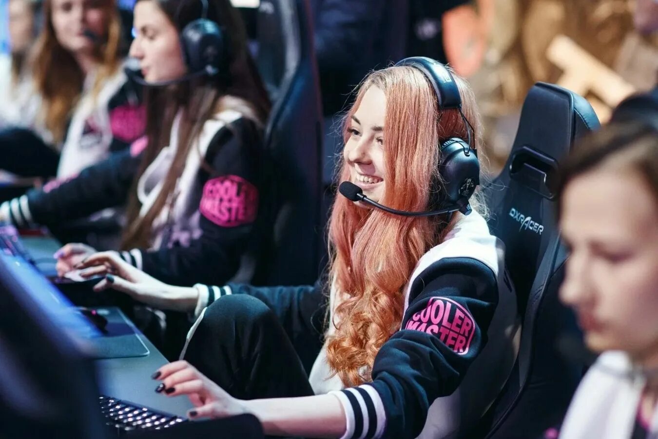 Девушка геймер. Девушки про игроков. Benita novshadian. Julia kiran juliano. Intel challenge katowice 2016.