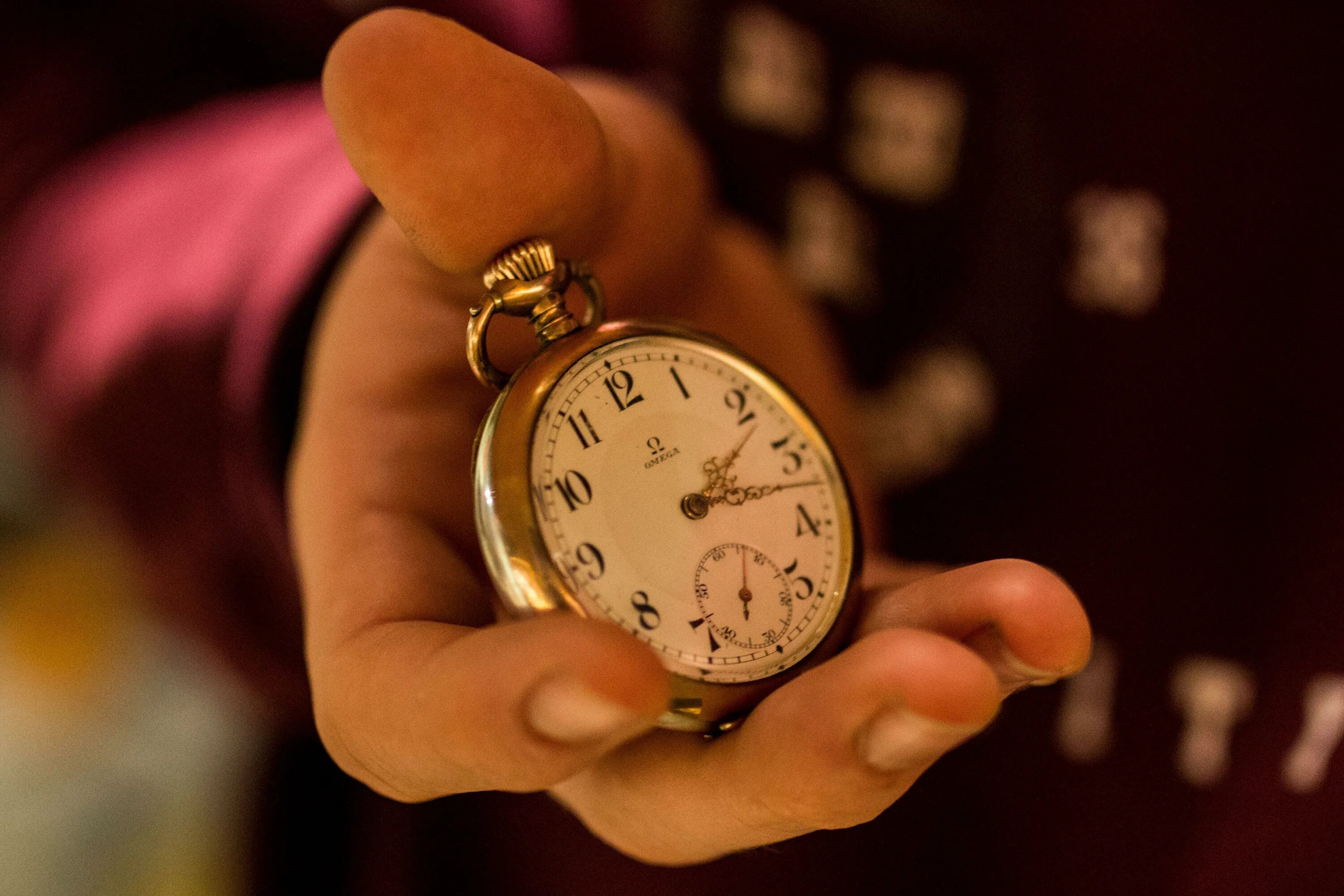 Время обои. Золотые часы обои. Старинные часы в руке. Золотые часы циферблат.