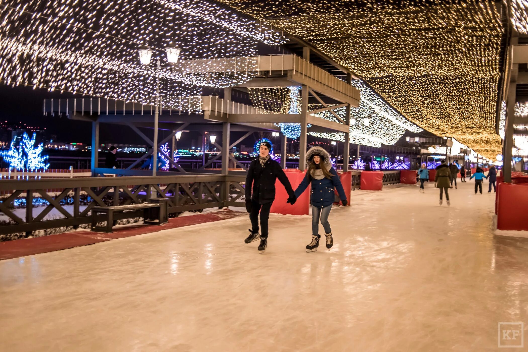 Каток на кремлевской набережной. Кремлёвский каток, Казань. Каток на набережной Казань. Кремлёвская набережная Казань зимой каток. В казани закрыли катки