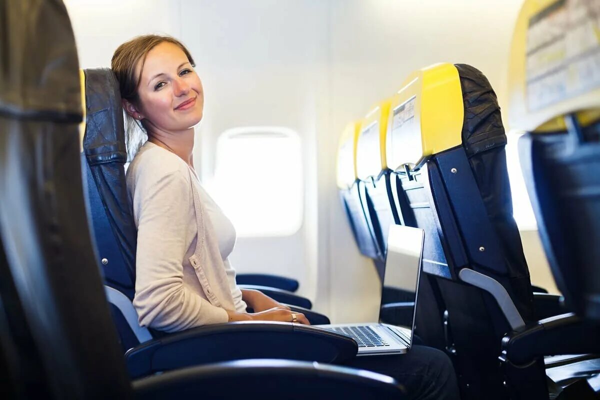 American airlines бортпроводник. Салон самолета с людьми. Люди в самолете. Airline passengers. Airline passengers.