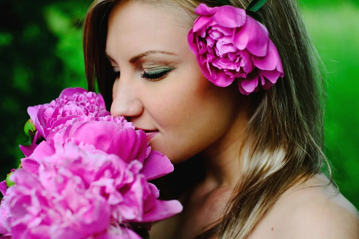 девушка с пионом. пион дарья володина. флавер герл пион. девушка с букетом пионов. фотосессия с пионами.