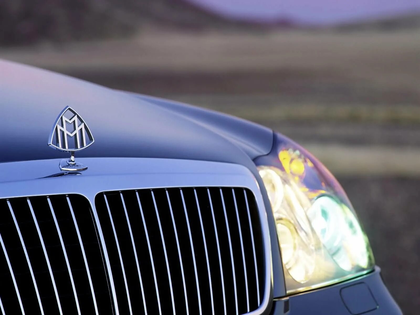 Знак майбах. Maybach 2003. Мерседес Майбах логотип. Мерседес Майбах 2003. Майбах значок Майбах.