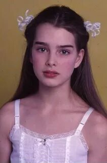 Bruk Shildsning yalangoch fotosuratlari