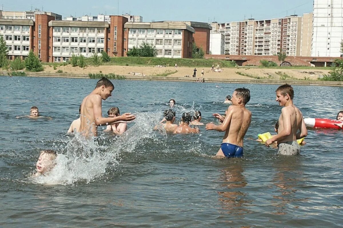 Новгород купаться. Мещерское озеро Нижний Новгород пляж. Купание в озере. Купание на речке. Люди купаются.