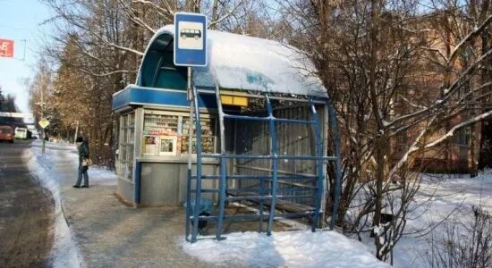 Снять ост. Киоск в больнице. ЦГБ ларьки. Остановка с киоском. Остановка поликлиника Ивантеевка.