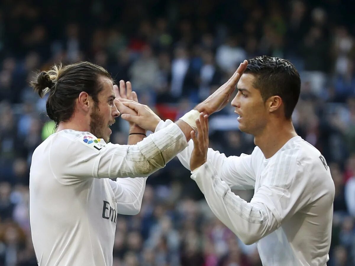 Самые богатые футбольные. Gareth Bale and Ronaldo. Бекхэм и Роналду. Gareth Bale real Madrid 2013 come. Gareth Bale real Madrid 2011 come.