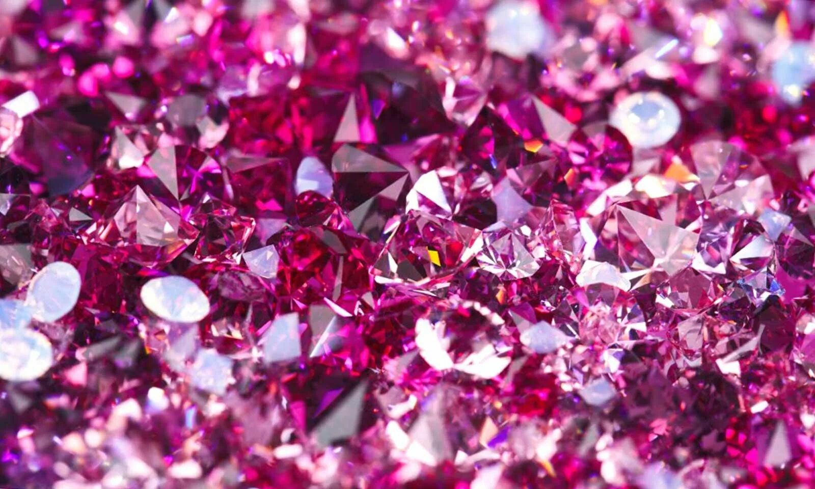 Камень фиолетовый тапаз. Драгоценный фон. Россыпь драгоценных камней. Драгоценный фон. Россыпь бриллиантов.
