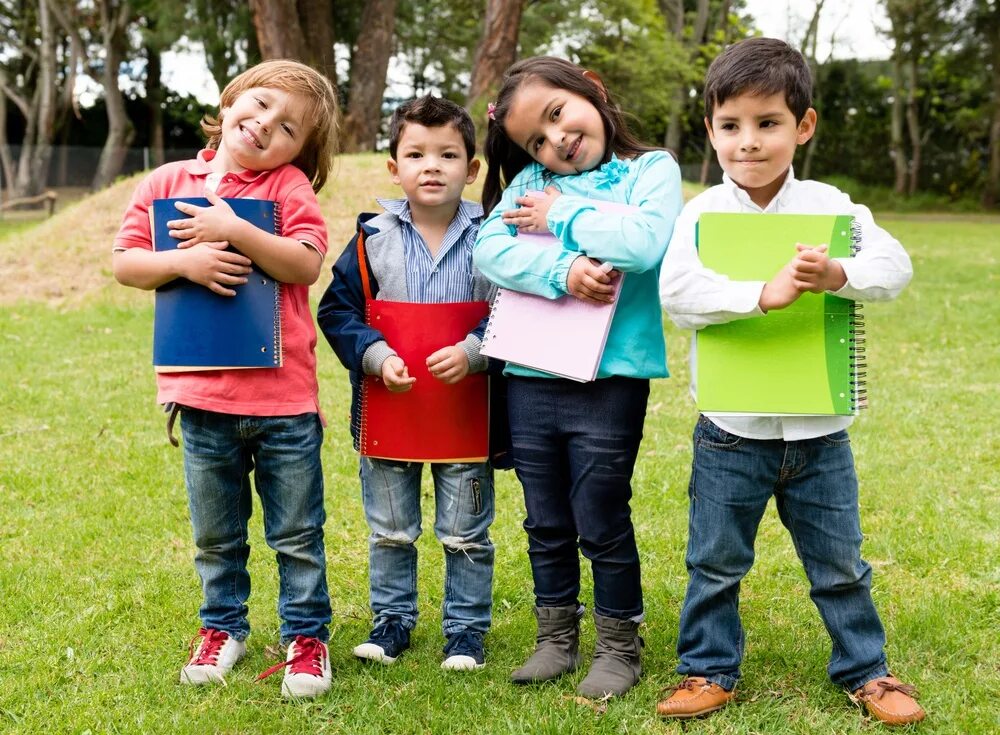 Primary students. Дети в школе. Группа счастливых детей. School children for Kids. Школьная семья фото.