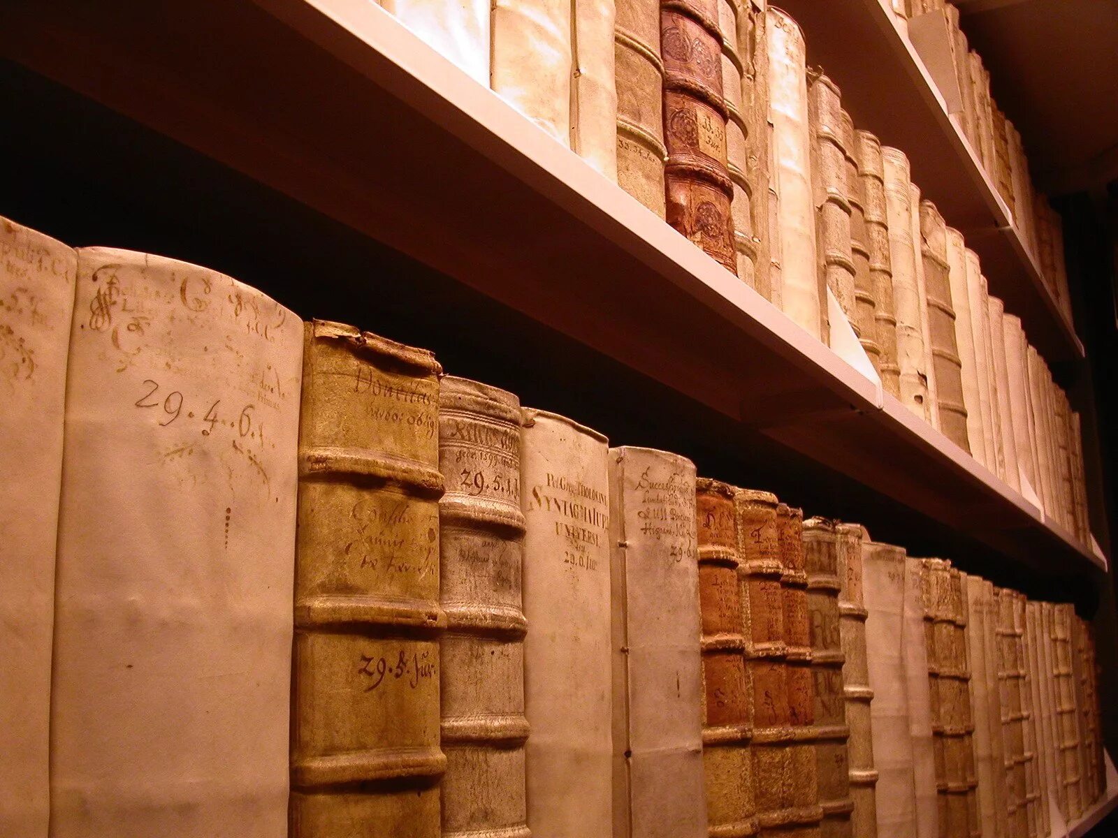 Древние библиотеки. Старая библиотека. Книжный архив. Древние архивы книг.