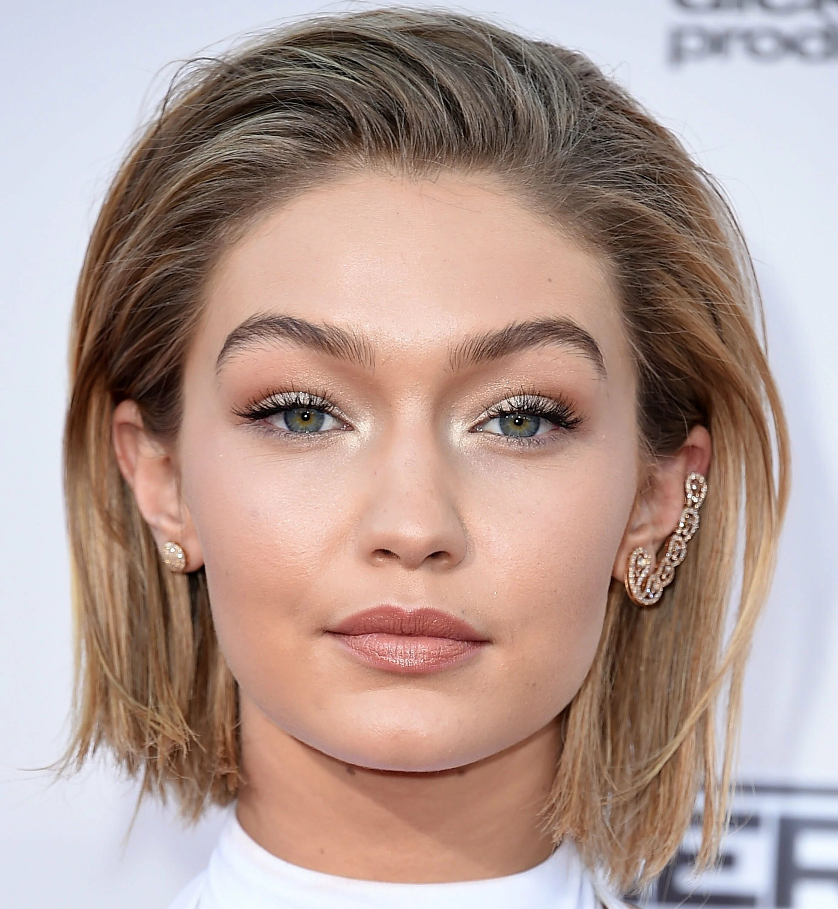 Мокрое каре. Ким кардашьян 2022 волосы. Мокрое каре. Прическа мокрый эффект. Кудри на каре.