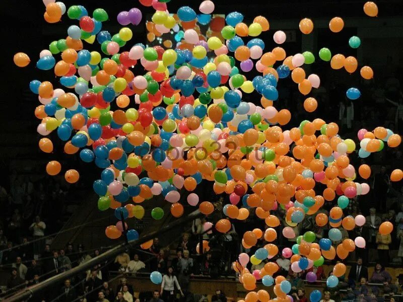 Много праздников в 1 день. Шарики праздник. Фейерверк из воздушных шаров. Праздник воздушных шаров. Много шариков.