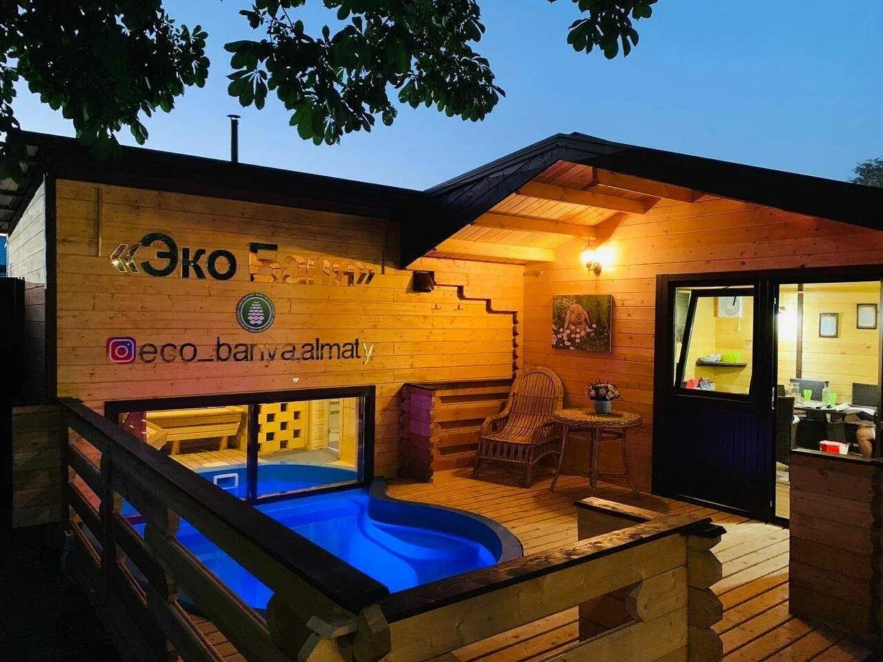 Баня бочка с предбанником. Внутренняя отделка бани. Интерьер бани в современном стиле. Бани горячий ключ суздаль алтайская баня. Эко отель горячие ключи суздаль.