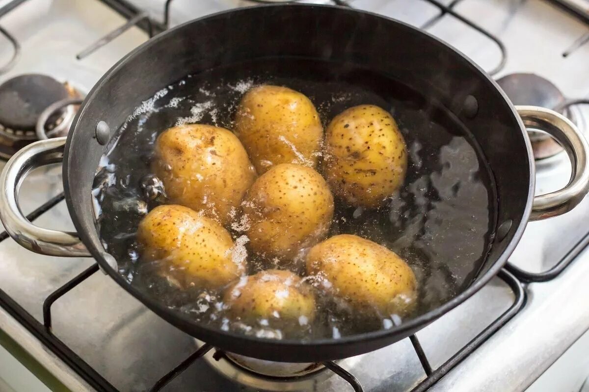 Сколько варить картошку очищенную после закипания. Картошка в кастрюле. Картошка варится. Вареная картошка в кастрюле. Кипящий картофель.