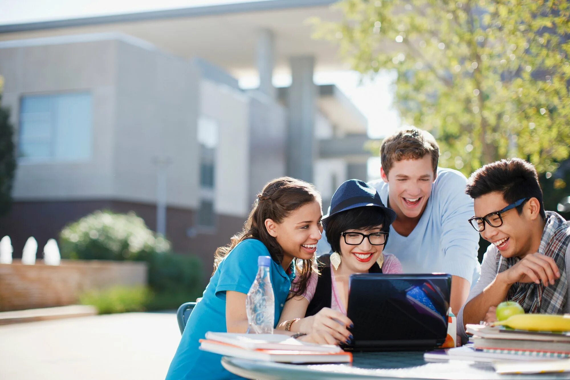 Going to get the student. Счастливые студенты. Студенческая жизнь. Молодежь с гаджетами. Общение за рубежом.