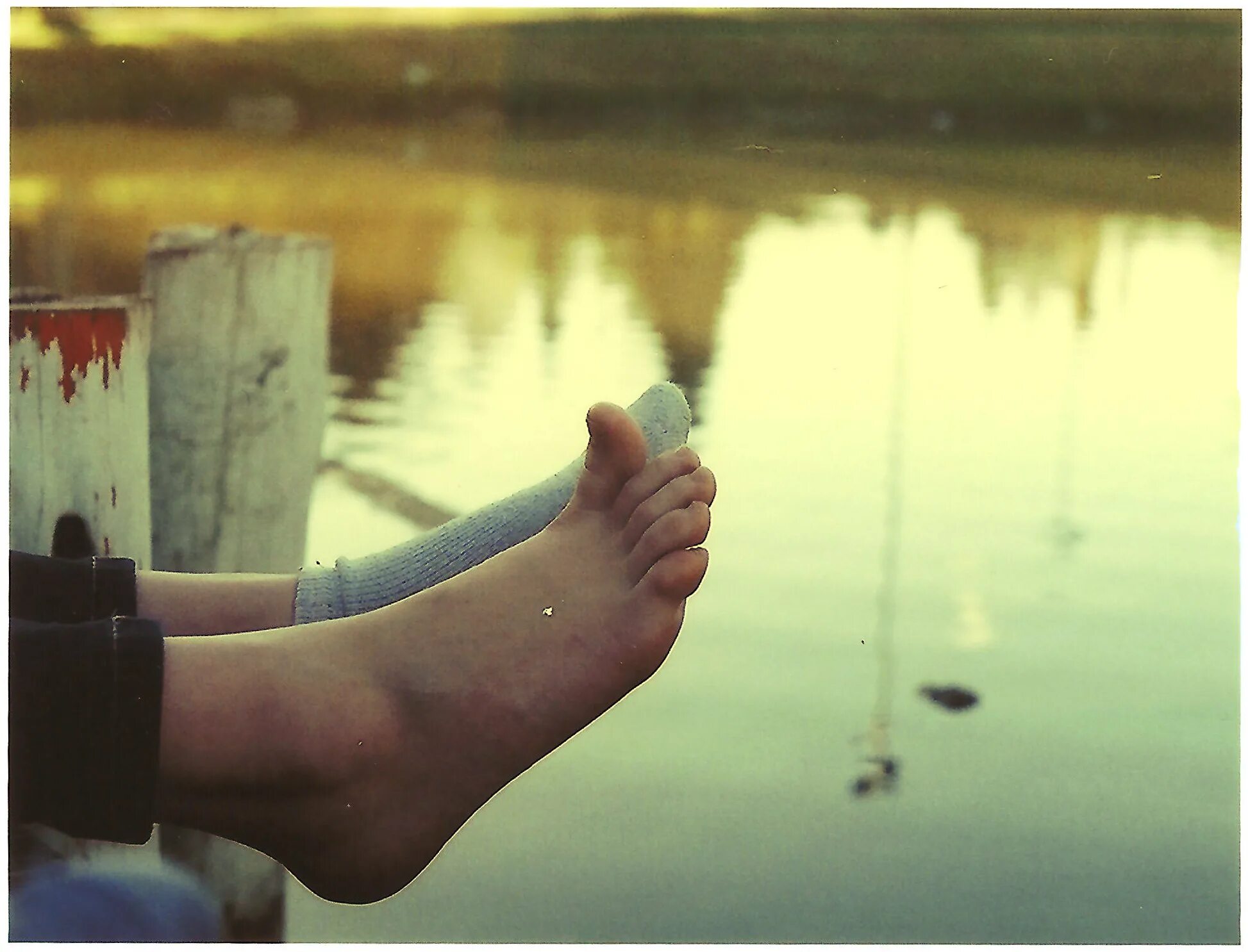 Дерево ногами в воде. Болтать ногами в воде. Ноги в воде. Девушка болтает ногами в воде.