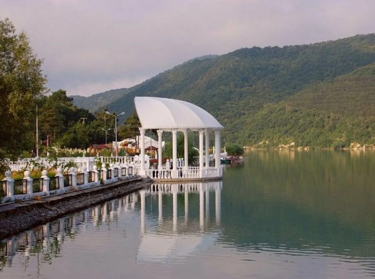 Озеро абрау новороссийск. Абрау дюрсо новороссийск. Новороссийск набережная абрау дюрсо. Озеро абрау новороссийск. Новороссийск озеро абрау дюрсо.