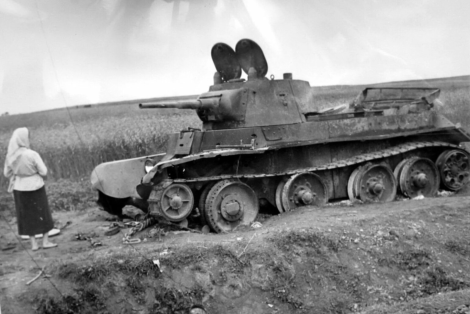 41 год техника. Парад в куйбышеве 1941 года техника т20. Брошенная техника ркка 1941 год. Разбитая колонна под киевом 1941. Бт-2 1941.
