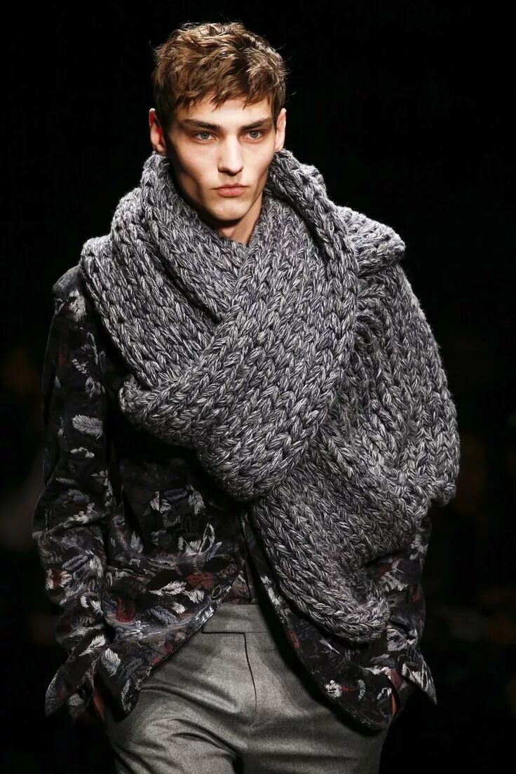 мужчина в шарфе. модный мужской шарф. модный мужской шарф. модные мужские шарфы 2021. шарф мужской вязаный.