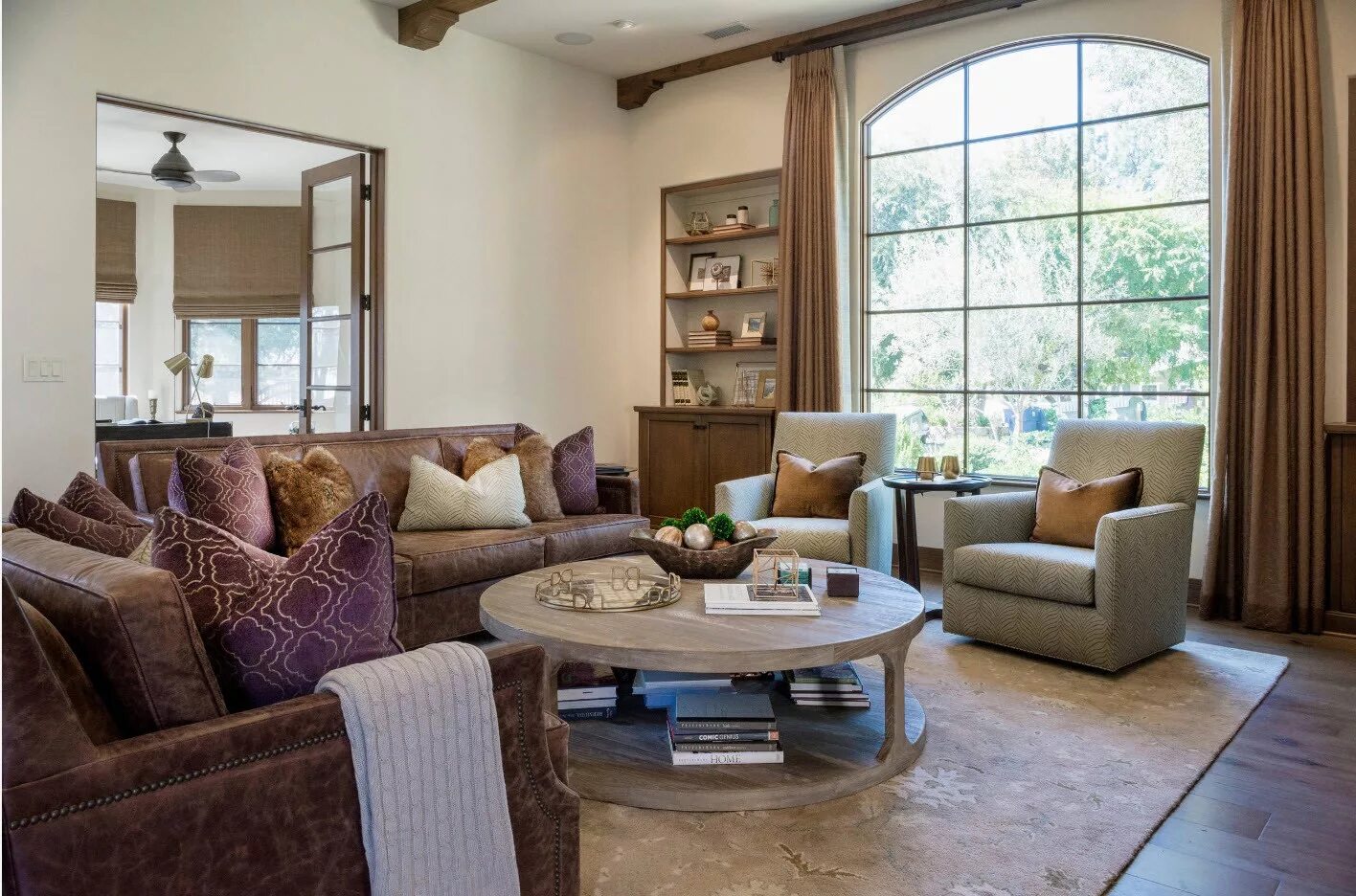 Сочетание бирюзового и коричневого. Сочетание коричневого с другими цветами в интерьере. Оттенки коричневого в интерьере. Светло коричневый цвет стен. Коричневые стены в интерьере.