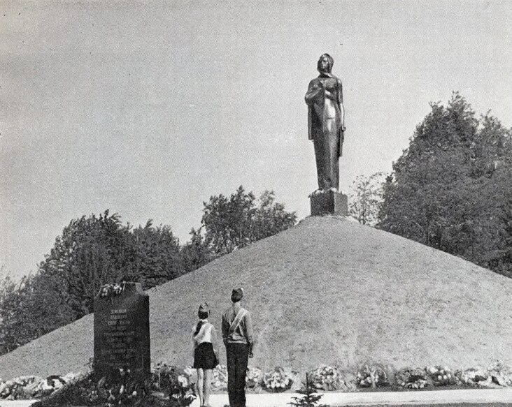 Памятник 1942 год. Памятник в саду пионеров воронеж. Памятник ленина великий новгород. Статуя ленина в великом новгороде. Кущевская атака памятник.