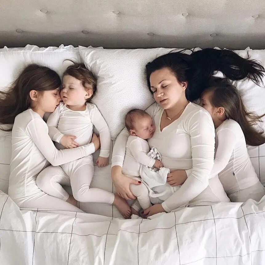 женщина с тремя детьми. мама четверых. фотосессия с тремя детьми. красивые мамы с четырьмя детьми. много детей.