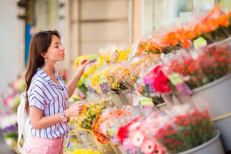Женщина продает цветы. Держит вазу. El mercado картина women selling flowers. Женщина выбирающая цветы. Женщина выбирающая цветы.