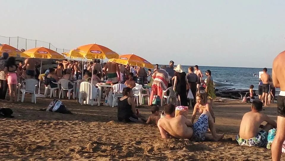 Пляжи сочи переполнены. Людный пляж в сочи. Забитый пляж сочи. Что случилось сегодня на пляже. Анапа пляжи много народу.