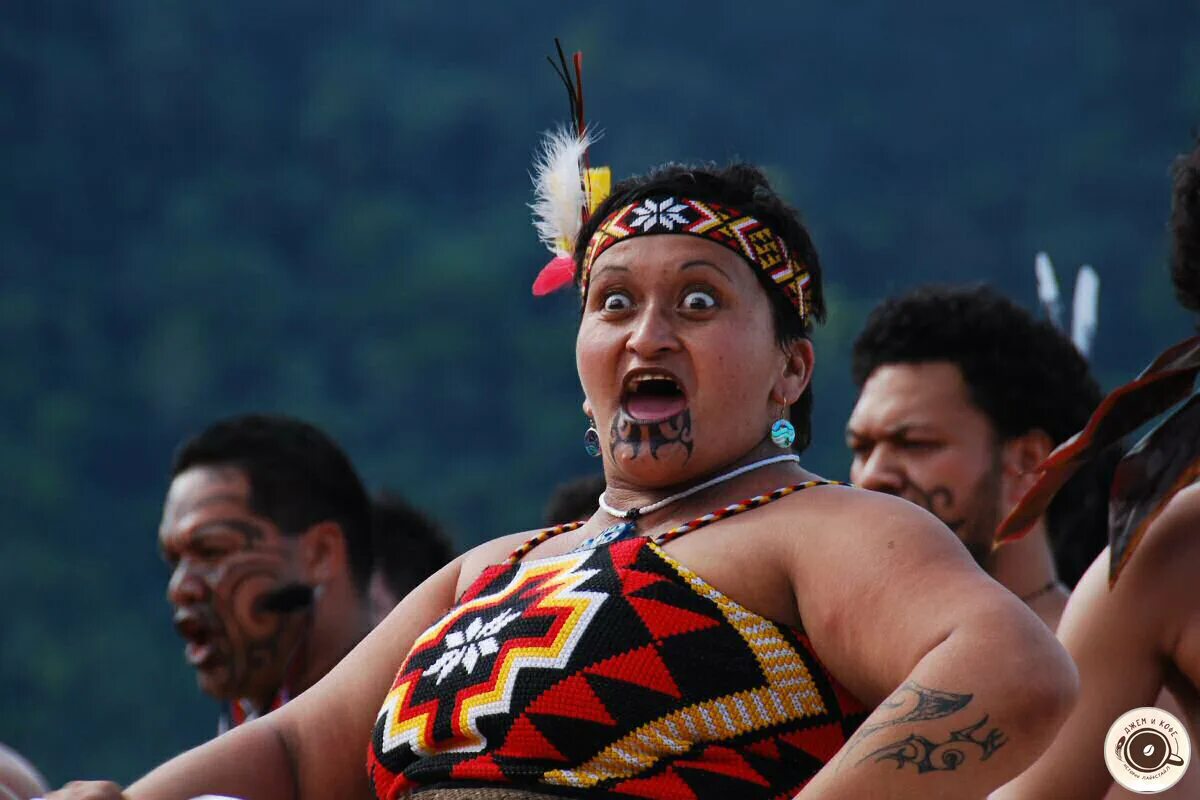 Новая зеландия женщины. Танец хака в новой зеландии. Национальный костюм маори новой зеландии. Новозеландия маори. Новая зеландия женщины.