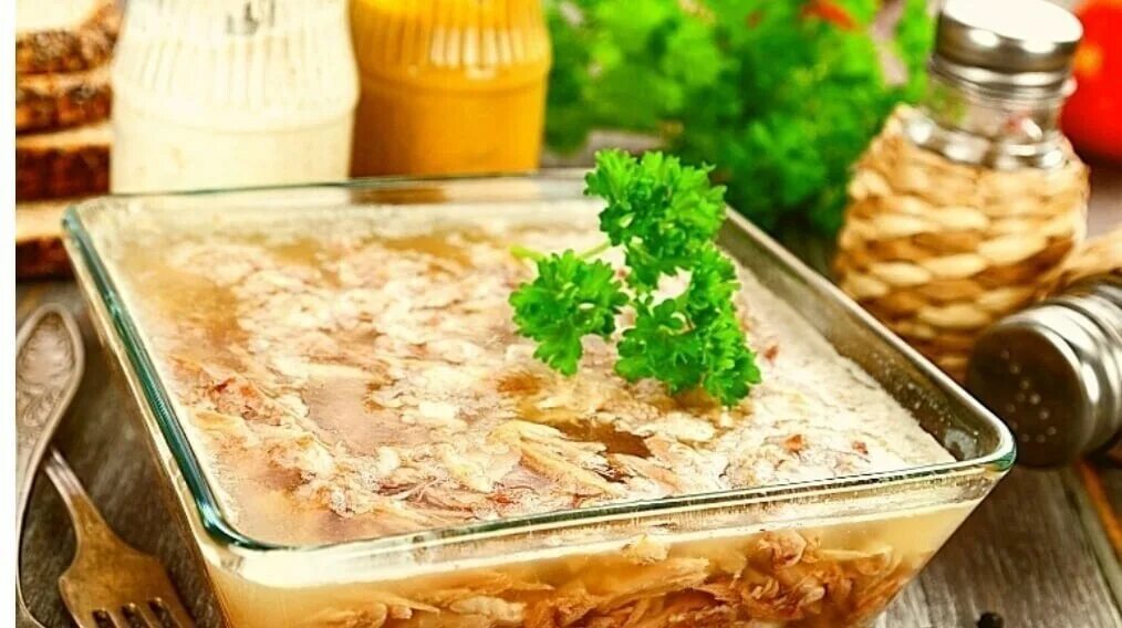 Холодец гарибальди. Холодец с зеленью и чесноком. Холодец русский. Студень из свинины с овощами. Холодец лавровый лист.