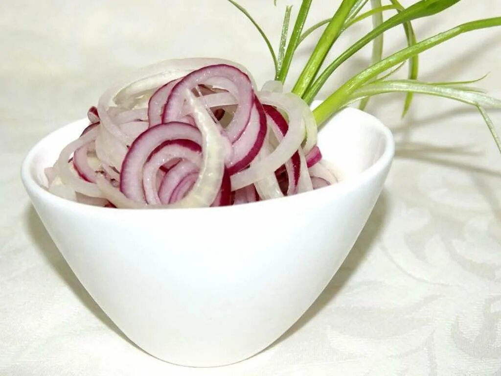 Как замариновать лук к шашлыку с уксусом. Маринованный лучок. маринованный лук. салат с луком. маринованный лук в уксусе.