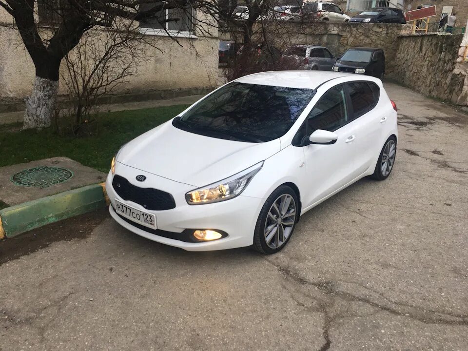 Купить б/у Kia Ceed II Рестайлинг 1.6 AT (130 л.с.) бензин автомат в Москве: бел