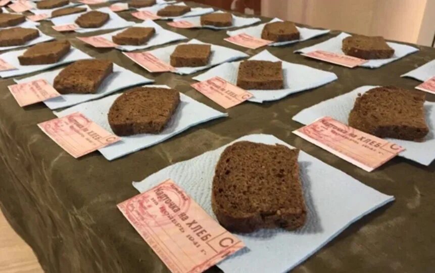 акция блокадный хлеб. 125 грамм хлеба в блокадном ленинграде. акция блокадный хлеб. акция блокадный хлеб в детском саду старшая группа. блокадный хлеб в детском саду.