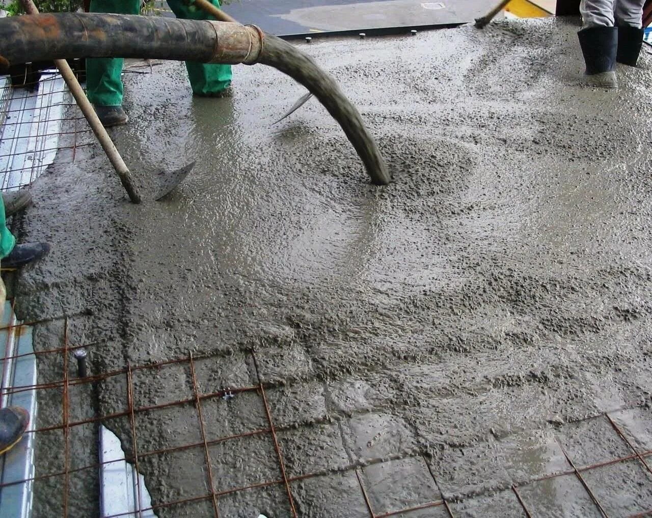 Заливка бетона с армированием цена за куб. Бетон m150. Бетон м100. Железнение бетона. Бетон раствор.