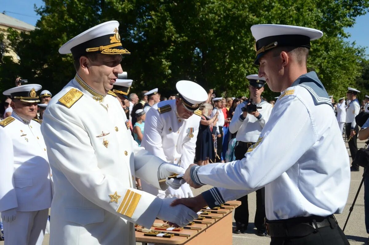 Офицер военно морского флота. ЧВВМУ им Нахимова. Парадная форма контр Адмирала ВМФ России. Мичман ВМФ РФ. ЧВВМУ им Нахимова в Севастополе.