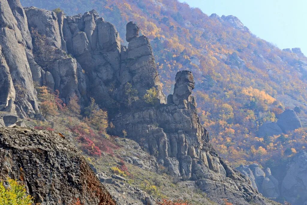 Гора кузнец в крыму как называется. Демерджи – гора-кузнец. долине привидений у подножия демерджи. долина привидений крым кузнец. долина привидений крым обвал.