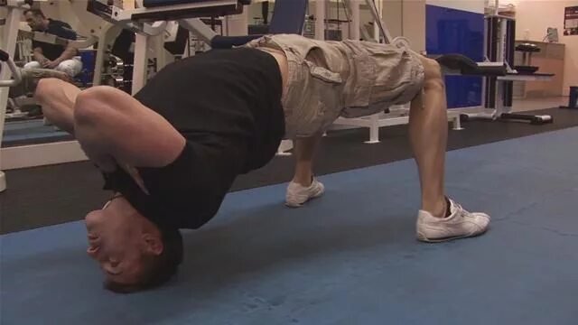 Упражнения для шеи. Упражнение для мышц шеиэ. Стретчинг для мужчин. Тренажер для прокачки шеи. Тренировка мышц шеи.