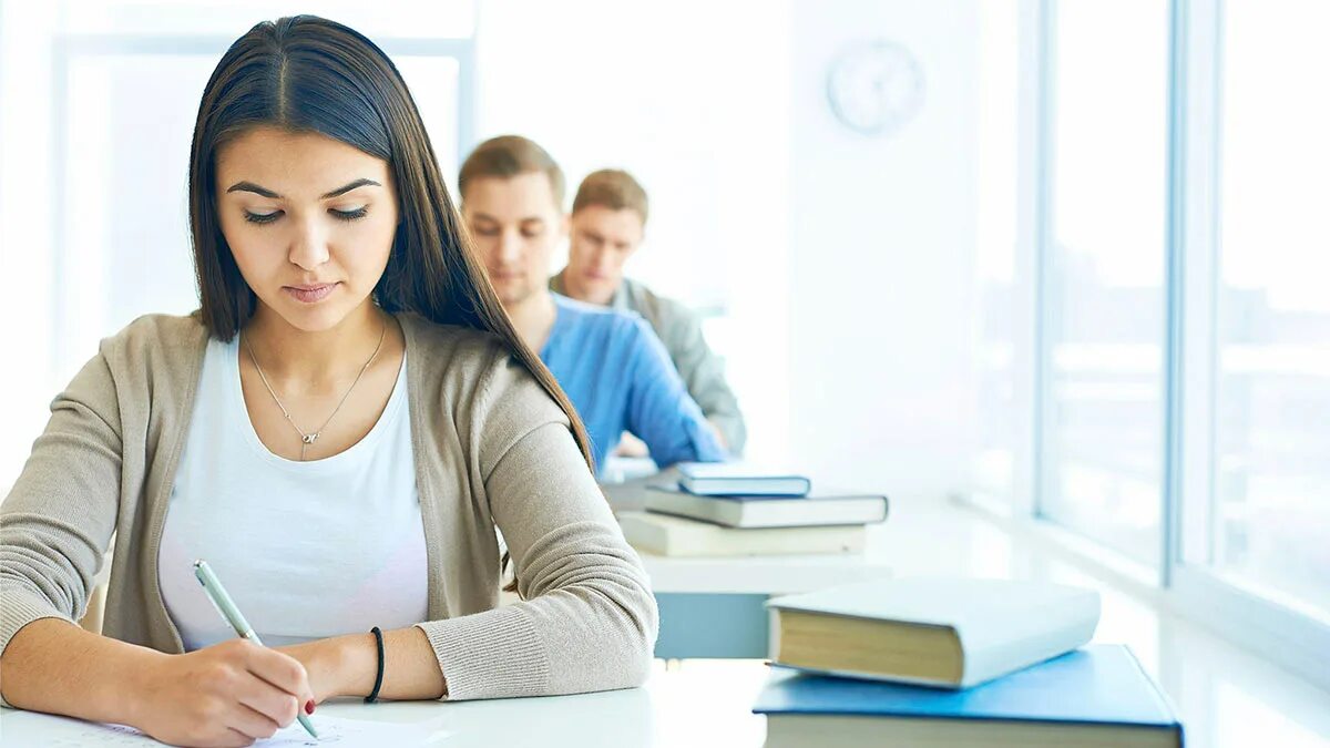 Студент на экзамене. Sit university. Оксфордский университет лондон. Студентка с ноутбуком. Schaffhausen часы logo.