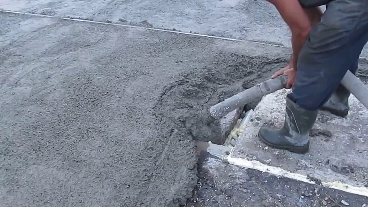 Полистиролбетон м200 стяжка кровли. Стяжка пола из полистиролбетона. Полусухая стяжка пола по плитам перекрытия. Полистиролбетон перекрытия монолит. Пенополистиролбетон стяжка пола.