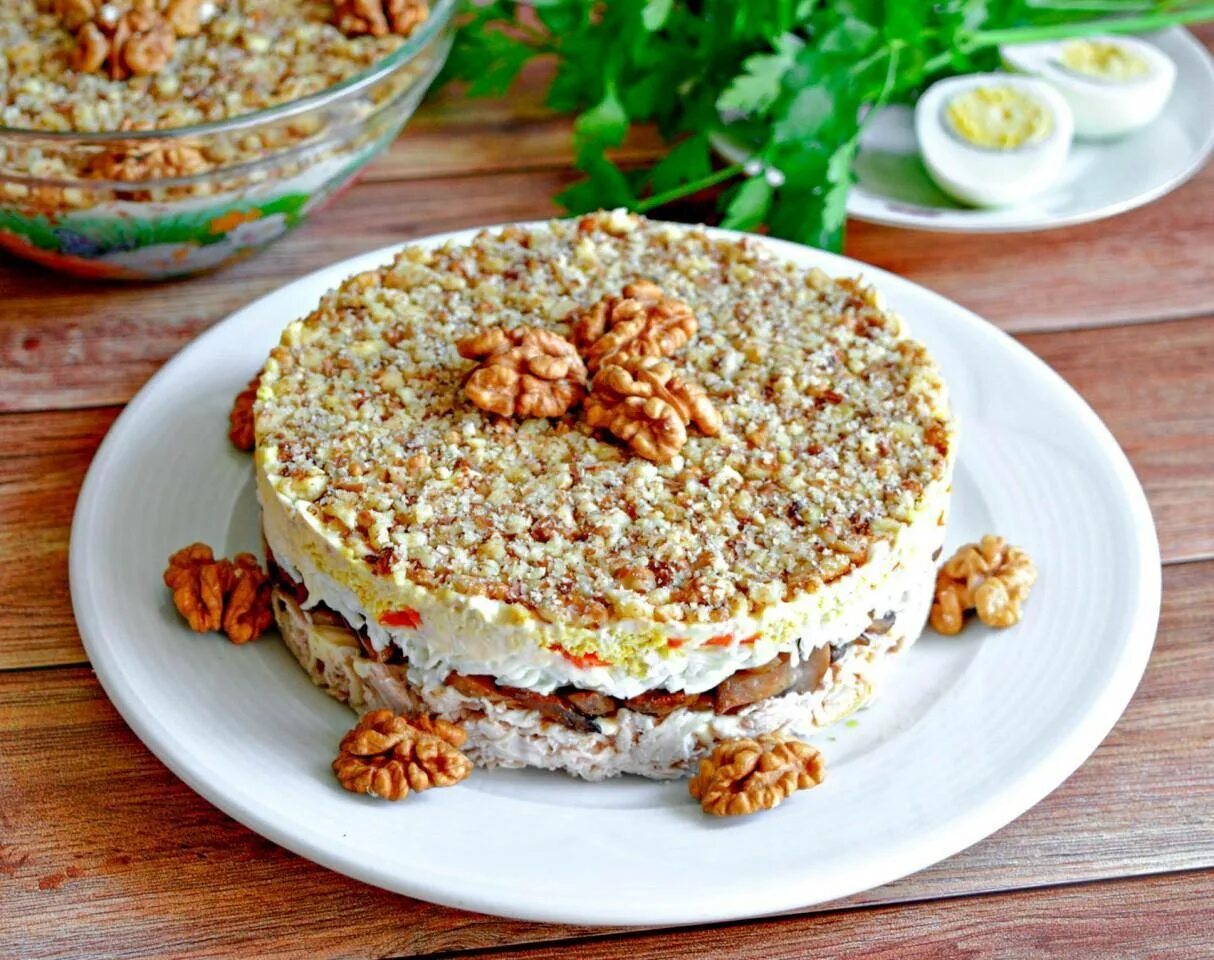 Салат с курицей и грибами грецкими орехами
