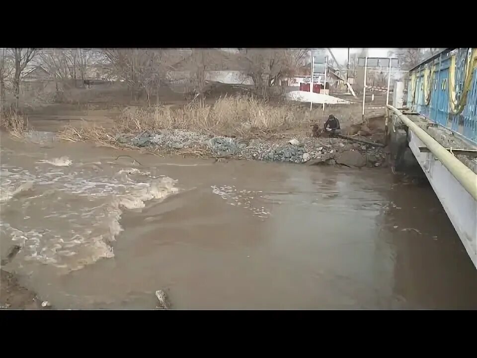 Подтопило. Пивзавод в Казахстане затопило. Филиппины затопило дом. Наводнение в Актюбинске фото.