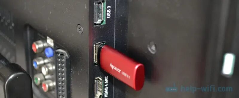 Приложение кинопоиск для смарт тв. Usb tv stick tuner. Chromecast на телевизоре samsung. Выбор флешки для телевизора. Кинопоиск на флешку для телевизора.