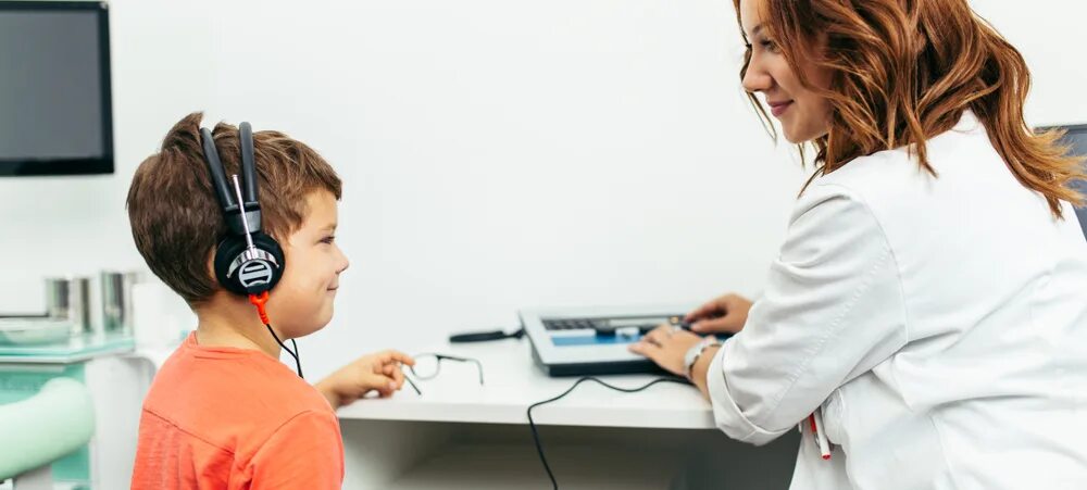 Сурдолог-отоларинголог. Кабинет сурдолога. Игровая аудиометрия. Диагностический аппарат для слуха. Сурдолог-отоларинголог.