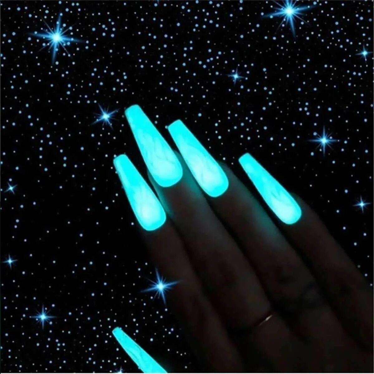 Дизайн ногтей светоотражающие. Ногти светящиеся в темноте. Маникюр светящийся в темноте. Люминесцентные ногти. Маникюр который светится в темноте.