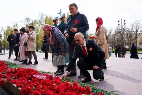 Возложение цветов к могиле